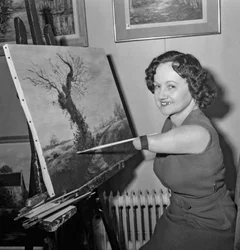 Denise Legrix, nacida sin piernas ni antebrazos, pintando un lienzo, París, 21 de noviembre de 1960